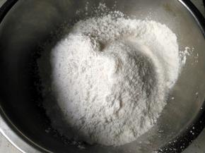 将糯米粉加水混合