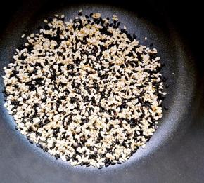 将芝麻和花生仁炒熟备用，花生仁压碎