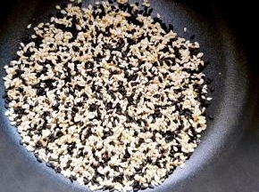 将芝麻和花生仁炒熟备用，花生仁压碎