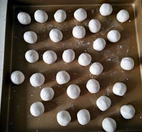 将面团平均分成30份，搓圆