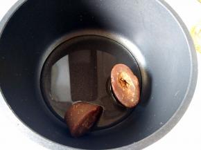 红糖加水混合，开小火煮