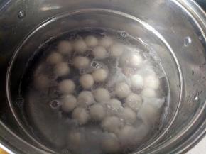 锅里水烧开，将圆子放入，盖上锅盖，开大火煮