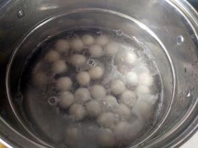 锅里水烧开，将圆子放入，盖上锅盖，开大火煮