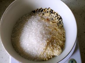 将熟花生仁、芝麻和白糖混合，搅拌均匀