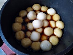 将圆子捞出，放入红糖水中小火煮片刻，让圆子表面裹满红糖水，即可捞出装盘