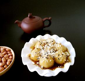 将混合好的果仁倒在圆子上，搅拌均匀