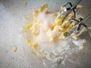 加入糖粉，盐，香草精，用打蛋器搅拌均匀，先低速慢慢打，不然糖粉会飞起来哦