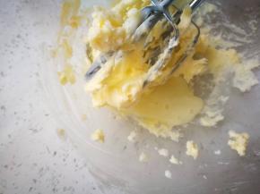 加入一半动物奶油，中速搅打均匀