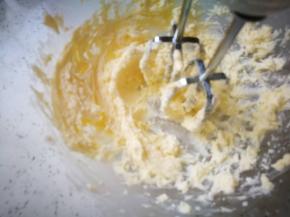 打匀后，再把另一半到进去，继续中速搅打