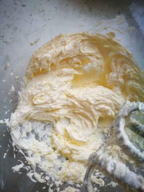 打到体积稍微膨大，颜色变浅了就停止，一定不要过度打发，会影响曲奇的花纹，入烤箱会消失，切记