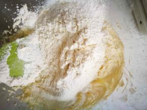 加入过筛的面粉和奶粉，粉一定要过筛