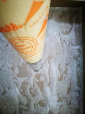 装入裱花袋里，烤盘铺上油纸，油纸用软化的黄油固定在烤盘上 这样挤曲奇的时候油纸不会移动，影响花型