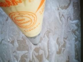 装入裱花袋里，烤盘铺上油纸，油纸用软化的黄油固定在烤盘上 这样挤曲奇的时候油纸不会移动，影响花型