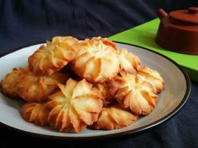 烤箱预热170度，烤箱要提前预热，根据个人的制作速度，我一般在加奶油的时候预热。烤箱170度上下火17分钟，每个人挤的曲奇大小厚度不同，烤箱温度也不同，所以需要的时间也不同，要时不时注意烤箱，不要靠糊了哈