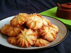 烤箱预热170度，烤箱要提前预热，根据个人的制作速度，我一般在加奶油的时候预热。烤箱170度上下火17分钟，每个人挤的曲奇大小厚度不同，烤箱温度也不同，所以需要的时间也不同，要时不时注意烤箱，不要靠糊了哈