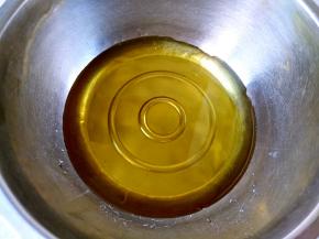 将转化糖浆、枧水、花生油混合，搅拌均匀