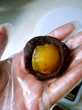 将咸蛋黄包入豆沙中