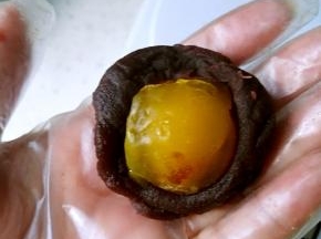 将咸蛋黄包入豆沙中