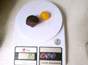 将豆沙和半个咸蛋黄称重35克