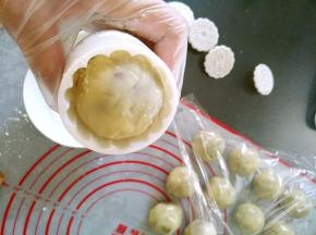 将每个饼坯滚少许面粉，用月饼模具印出自己喜欢的花形