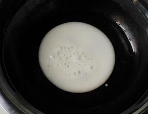 将植物油和牛奶混合备用