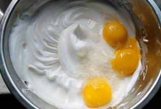 加入蛋黄、20克白糖和10克水饴