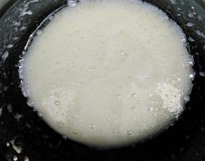 将植物油和牛奶我们电动打蛋器搅打乳化