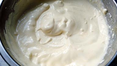 用电动打蛋器搅打均匀