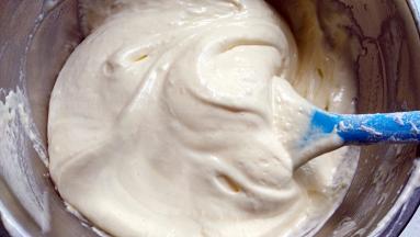 用刮刀翻拌均匀