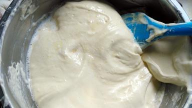 将油奶混合液沿着盆壁倒入蛋糕糊