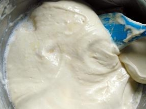 将油奶混合液沿着盆壁倒入蛋糕糊