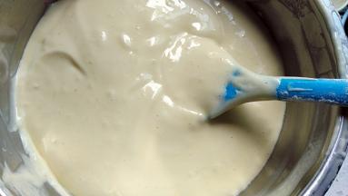 用刮刀翻拌均匀