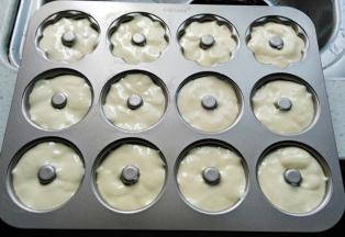 将蛋糕糊倒入12连模，用力震几下