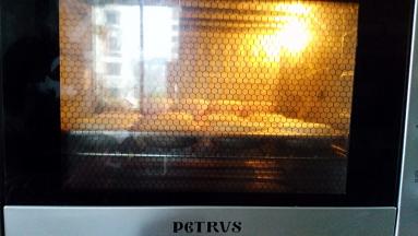 放入预热好的烤箱中层上火160度下火150度，烘烤20分钟