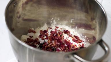 配方中的高粉，低粉，盐，玫瑰酱，伯爵红茶粉，奶粉，干玫瑰花瓣、砂糖。秤重混合