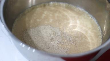 全蛋液，牛奶，水，酵母在另外一个容器中秤量混合。