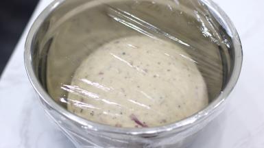 面团收圆后放入容器，盖保鲜膜，送入发酵箱，26℃进行一发