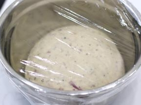 面团收圆后放入容器，盖保鲜膜，送入发酵箱，26℃进行一发