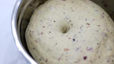 手指沾少许面粉插入面团，出现略有回缩的肚脐装圆孔即可