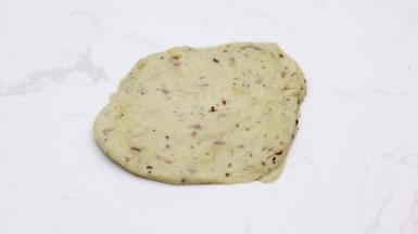 做两个水立方就均匀分成4份，做一个标准450g吐司盒就分成三份。手掌拍打排气