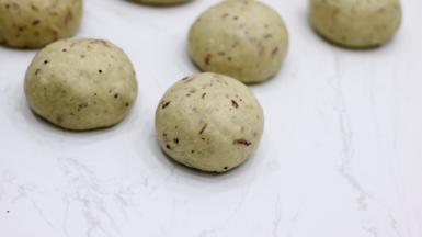 排气后的面团翻面，滚圆