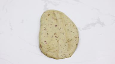 松弛好的面团手掌拍打排气