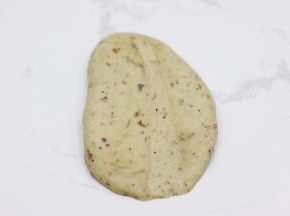 松弛好的面团手掌拍打排气