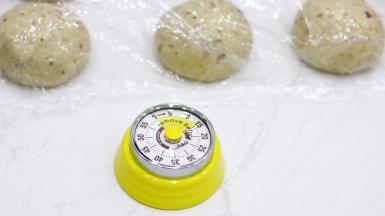 盖上保鲜膜，松弛15分钟（如果面团比较软可以缩短松弛时间）