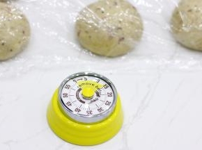 盖上保鲜膜，松弛15分钟（如果面团比较软可以缩短松弛时间）