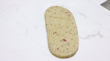 翻面后从中间分别向上向下擀长。不要太暴力~