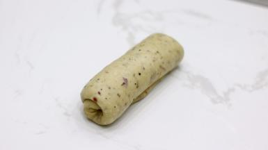 卷起，收口位置向下。覆盖保鲜膜。继续松弛10分钟