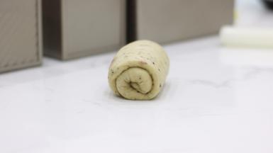 擀长的面团要翻面后卷起！！！不然发酵后表面会不平整的。卷卷时注意不要卷太紧，不然会影响二发和长高