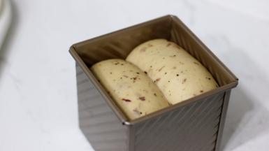 要做满盒的话发至8分满就可以啦。 水立方是160℃烘烤30—35分钟 。 450g吐司盒 180℃烘烤 35分钟左右。同时烤的条数多的话可以适当延长烘烤时间