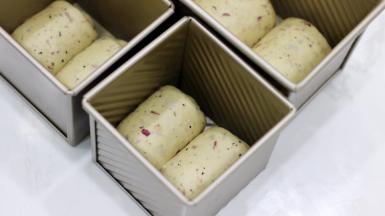 卷好的卷要比吐司盒宽度略窄，这样才有发酵长大的空间。放入发酵箱，36℃进行二发